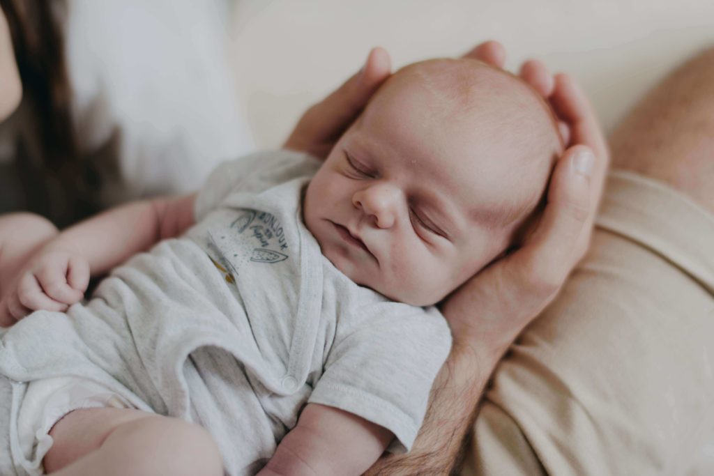 Nouveau né dans les bras de papa