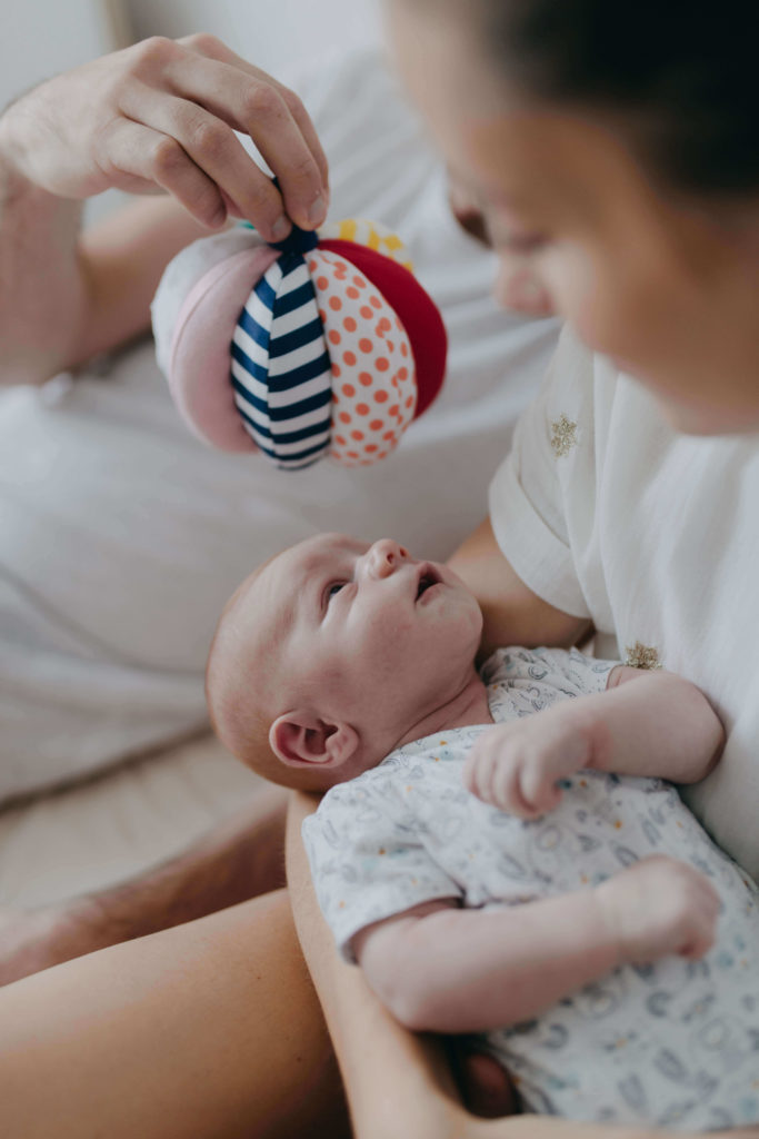 Nouveau né dans les bras de maman