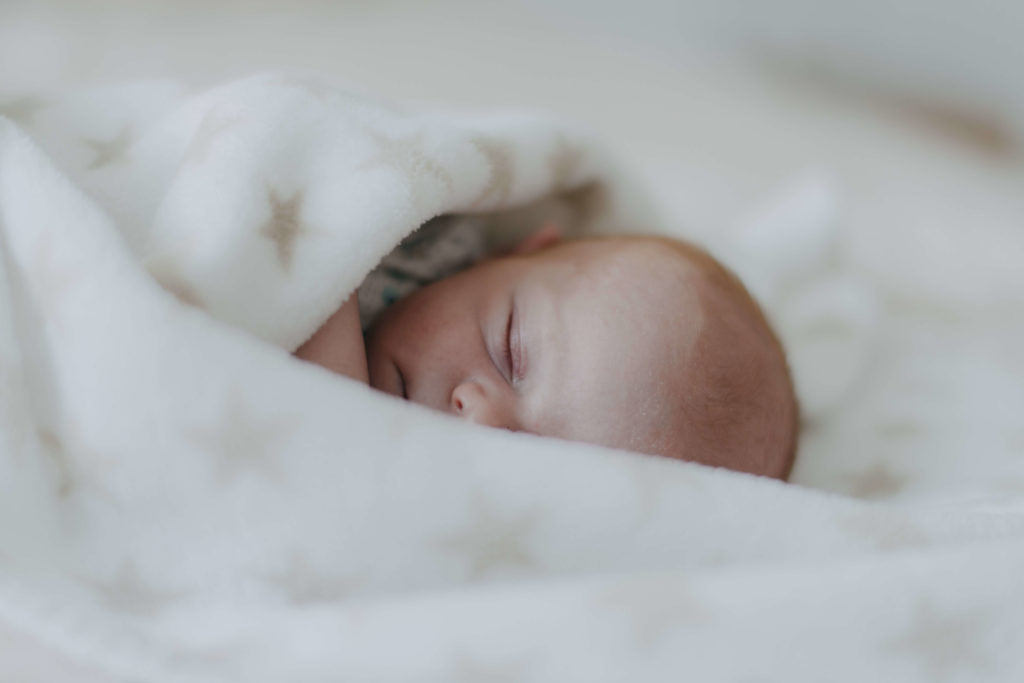 Nouveau né sous une couverture
