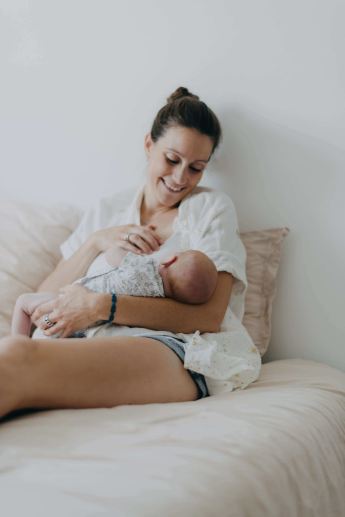 Maman qui allaite son bébé