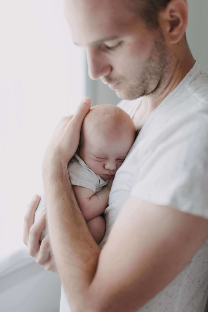 Bébé dans les bras de papa