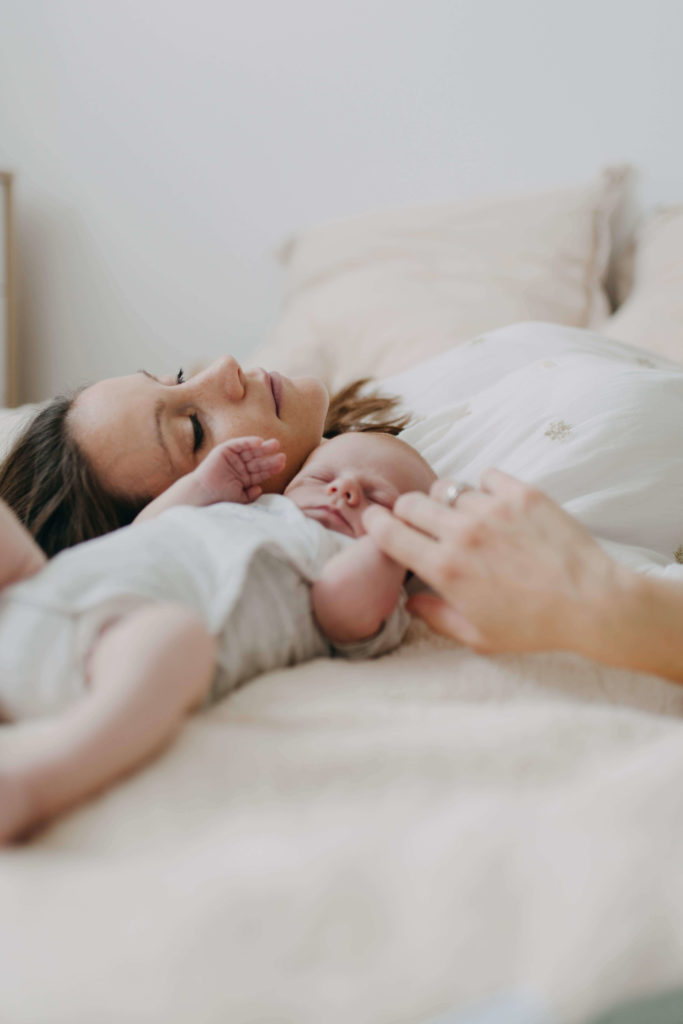 Bébé et maman allongés