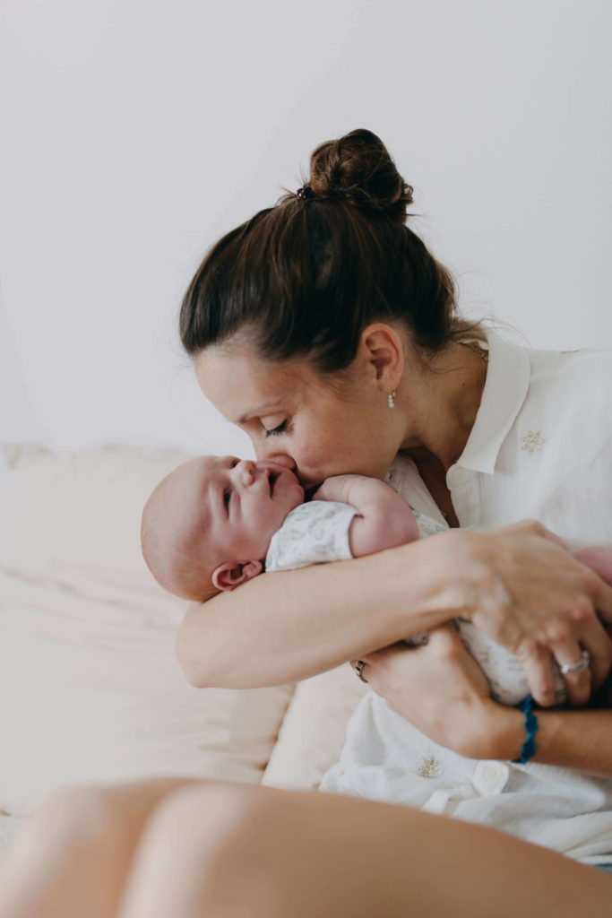 Maman qui embrasse son nouveau né