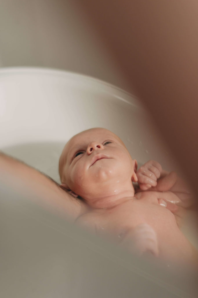 Bébé dans le bain