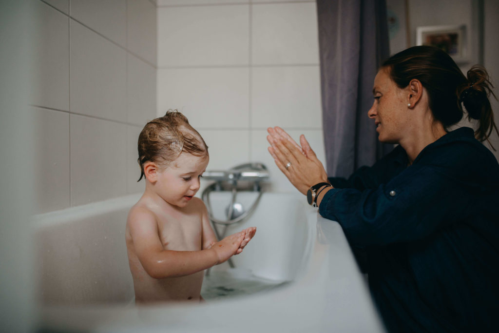 Photo maman et son fils au bain
