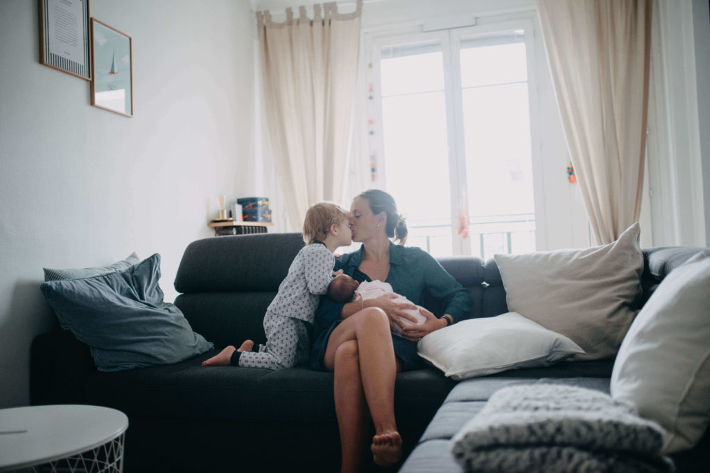 Photo d'une maman qui embrasse son petit garçon
