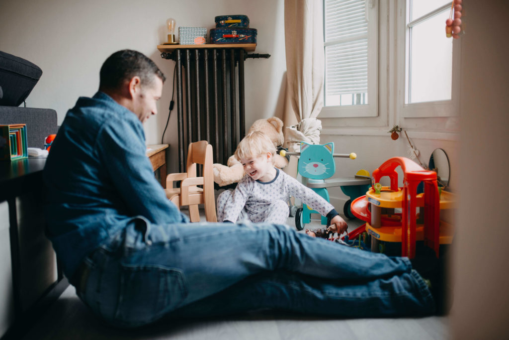 Photo d'un papa qui s'amuse avec son fils