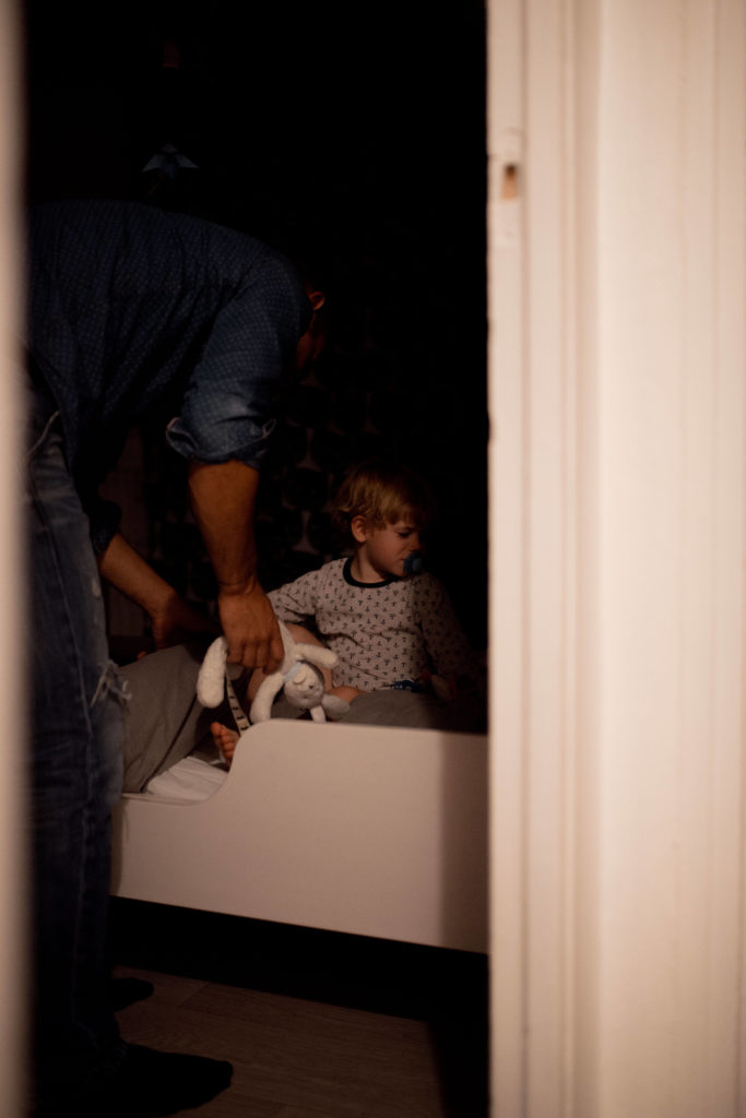 Un papa qui couche son petit garçon