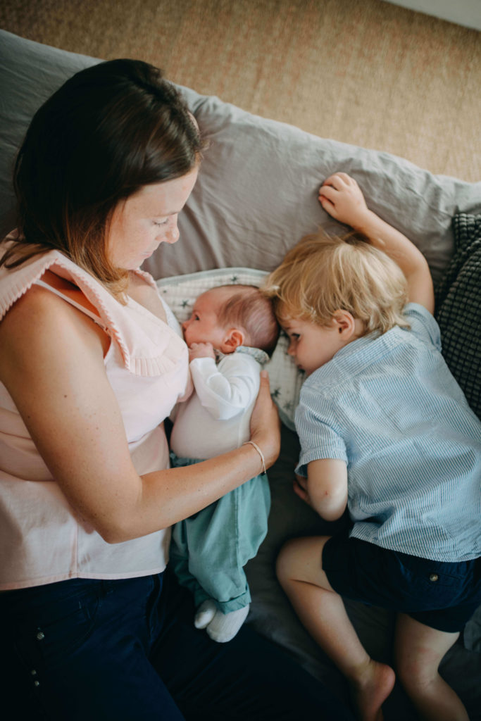 Maman et son nouveau né avec son frêre