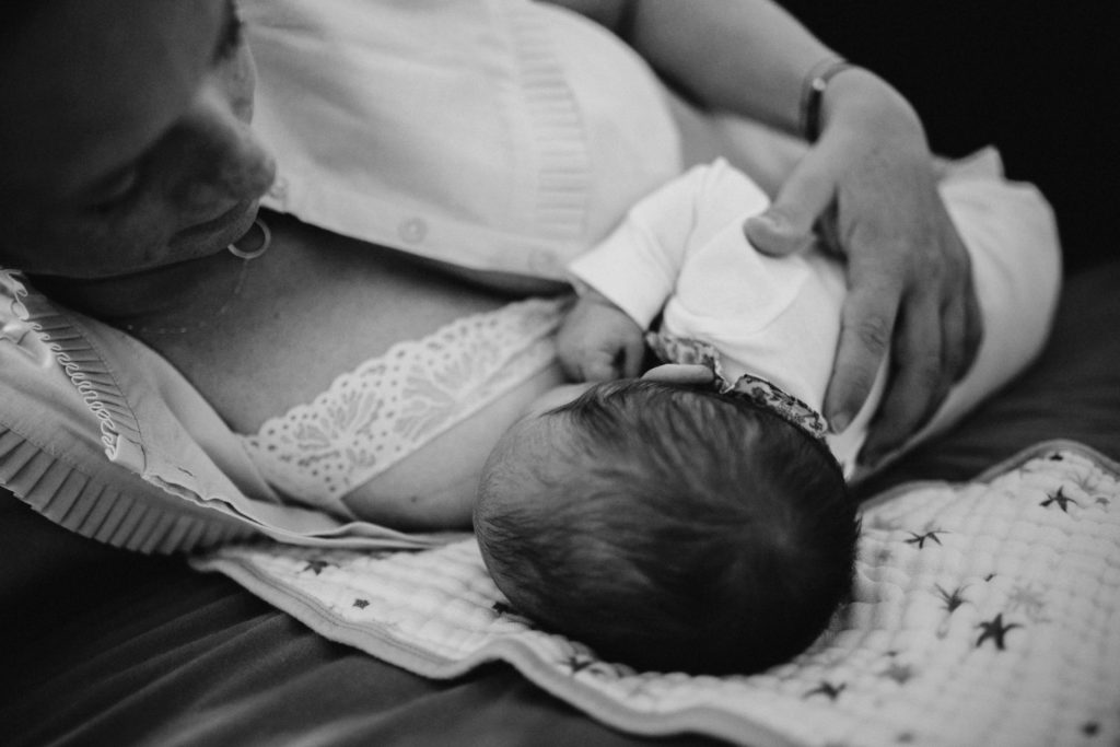 Mère qui allaite son enfant