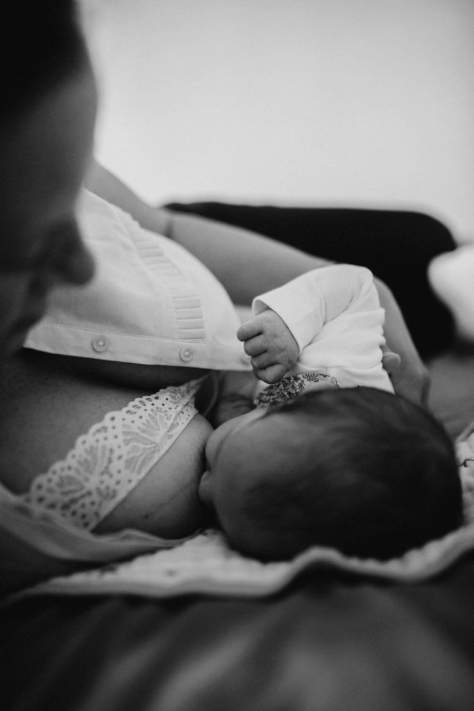 Mère qui allaite son enfant