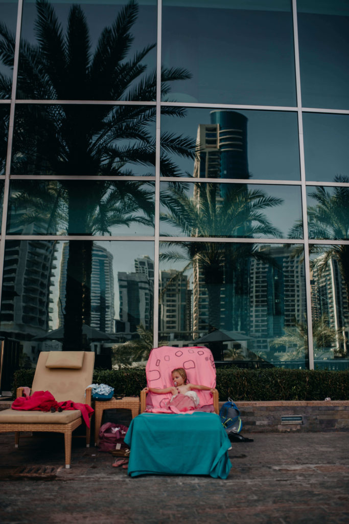 Petite fille et reflet de building à Dubai