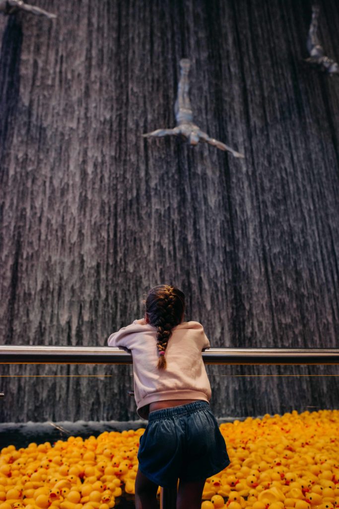 petite fille regardant une cascade