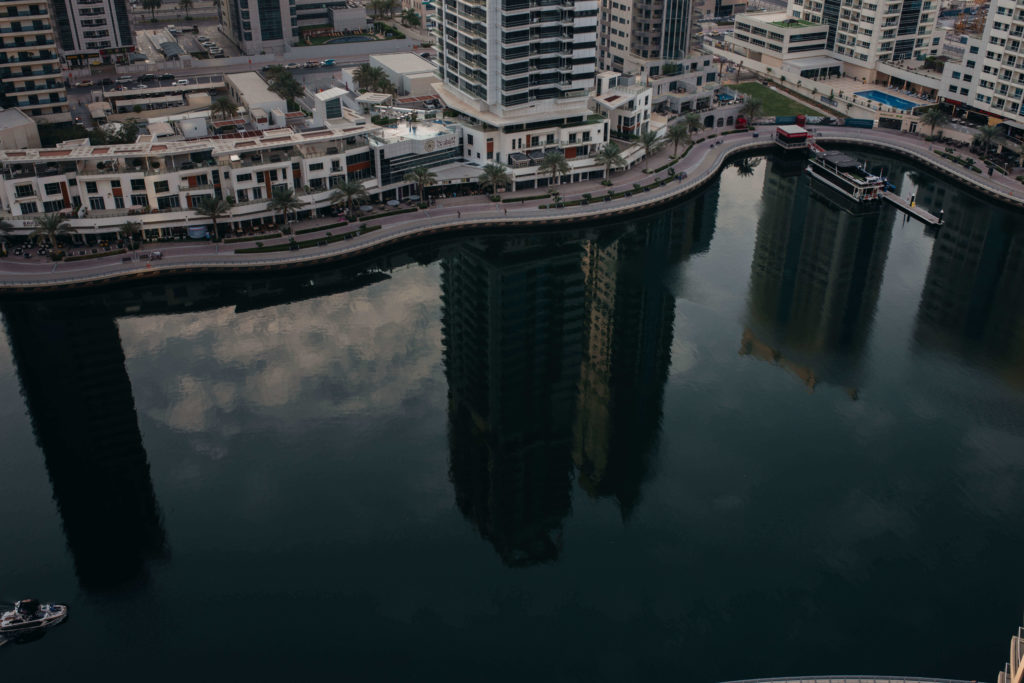 reflet d'immeuble dans l'eau