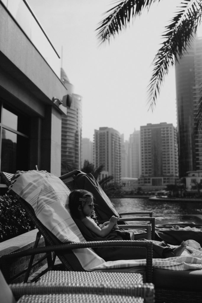 petite fille sur une chaise longue