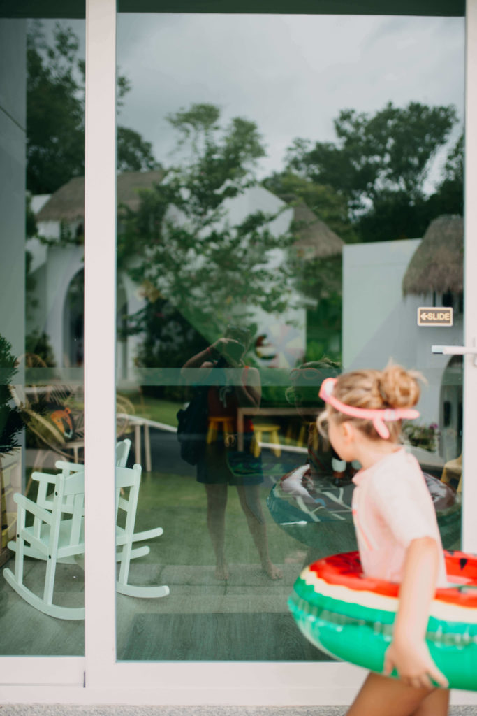 Reflet d'une photographe dans la vitre