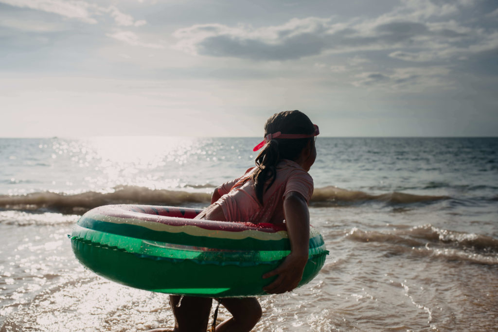 Petite fille au bord de la plage