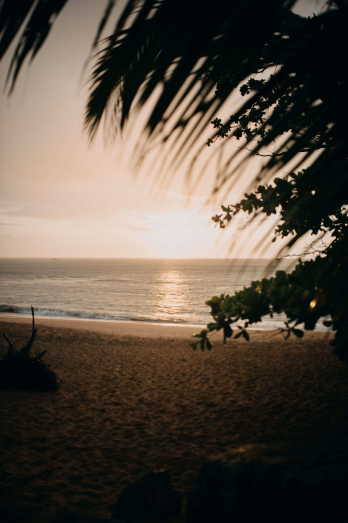 Couché de soleil sur la plage en Thailande