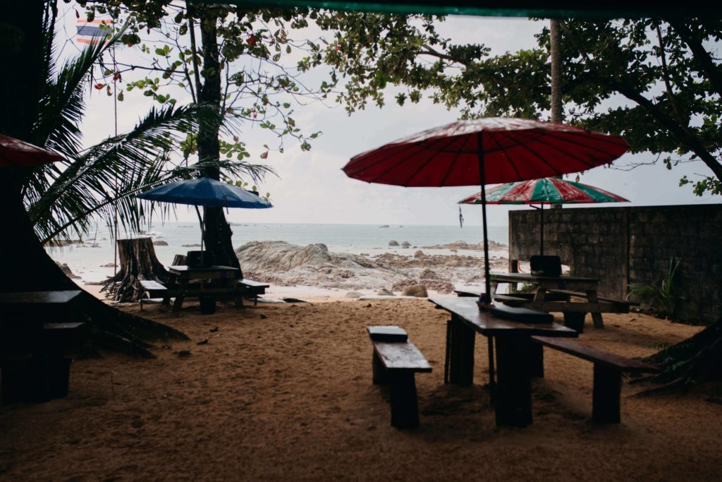Tables au bord de la plage