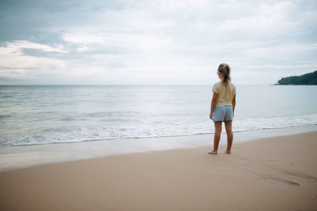 Petite fille au bord de la plage