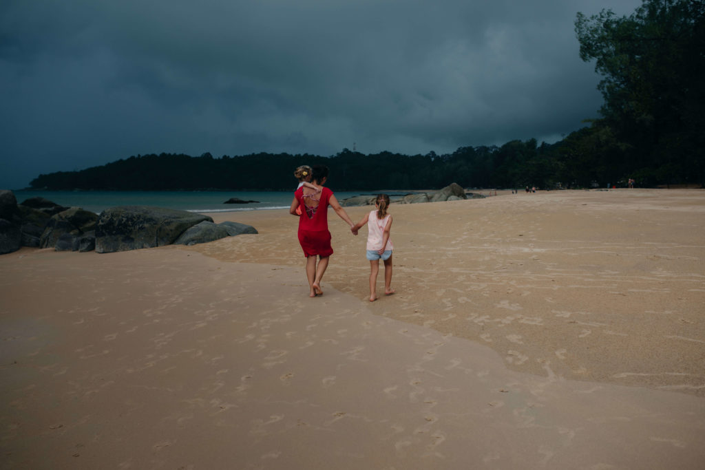 Petite fille au bord de la plage en Thailande