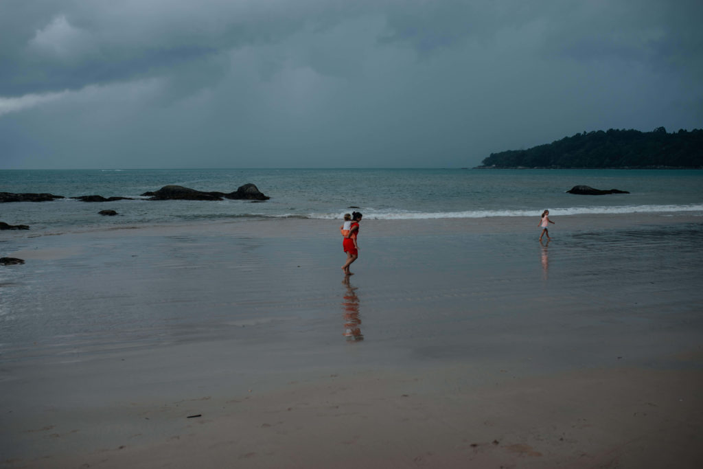 Petite fille au bord de la plage en Thailande