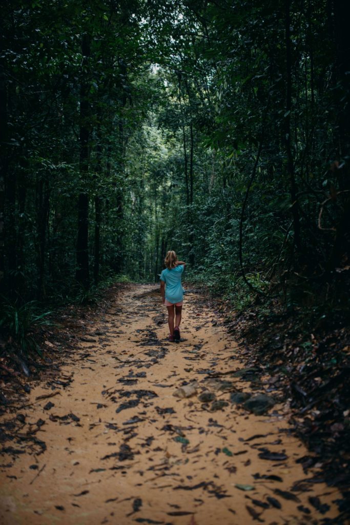 Petite fille au bord dans la foret en Thailande