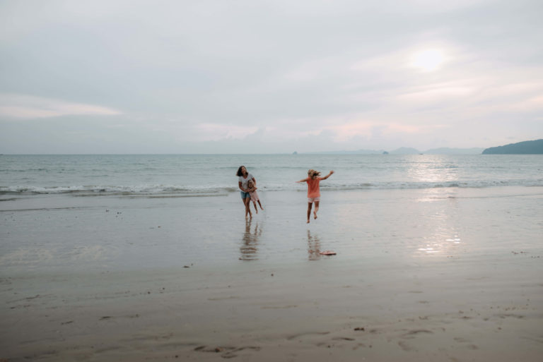 Petites filles au bord de la plage en Thailande
