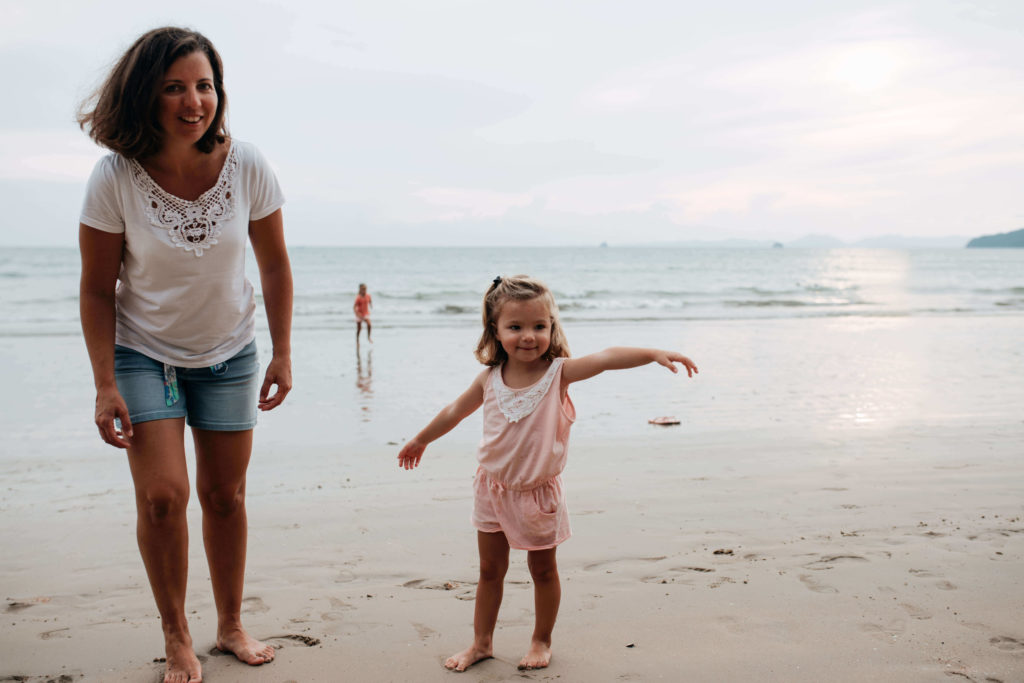 Petite fille au bord de la plage en Thailande