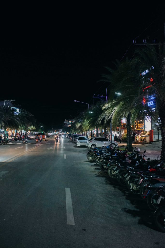 Rue illuminée de Krabi