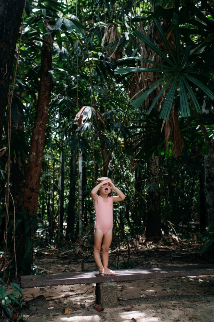 Petite fille qui joue dans la forêt