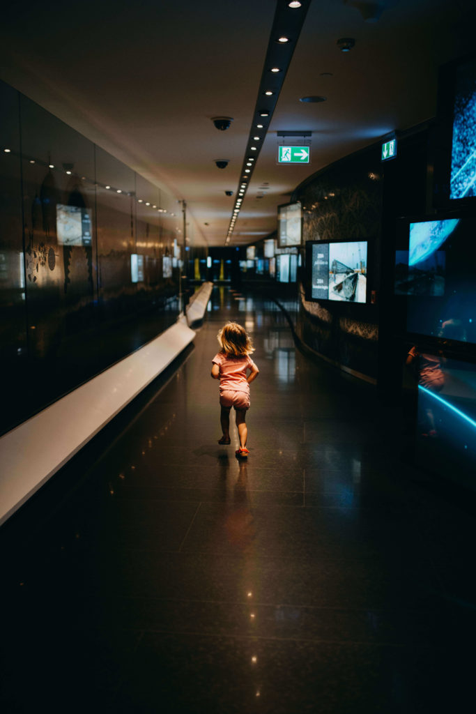 Petite fille qui court dans le couloir de la Burj Kalifa