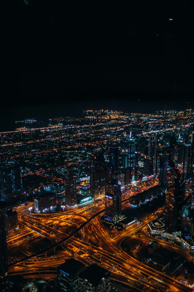 Vue de nuit sur la ville de Dubaï