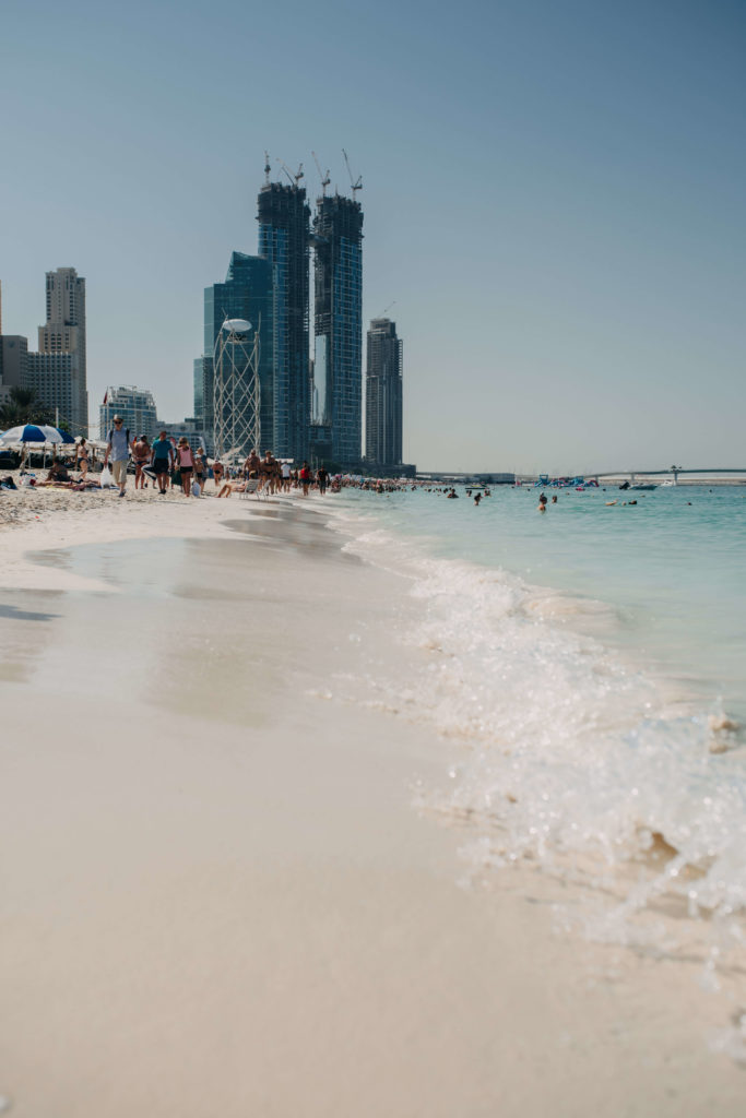 Bord de la plage avec vue sur Dubaï