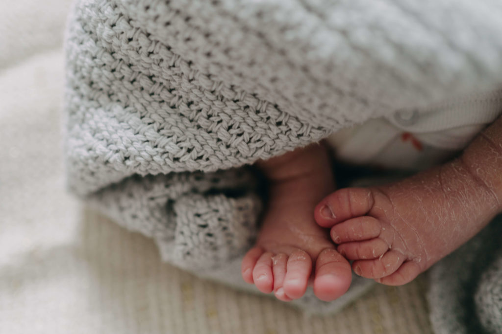 pieds de nourrisson dans sa couverture