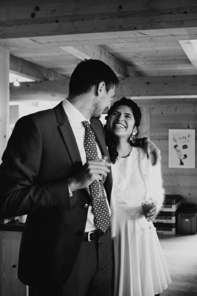 couple avec un verre à la main