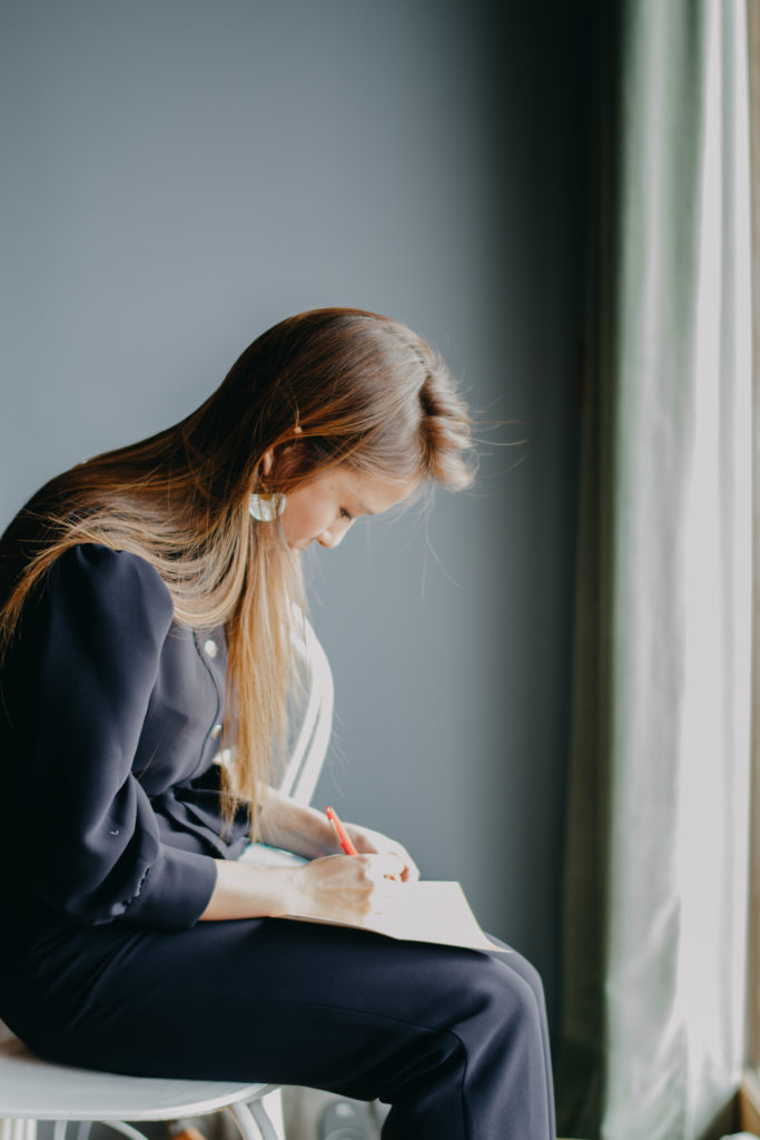 femme en train d'écrire