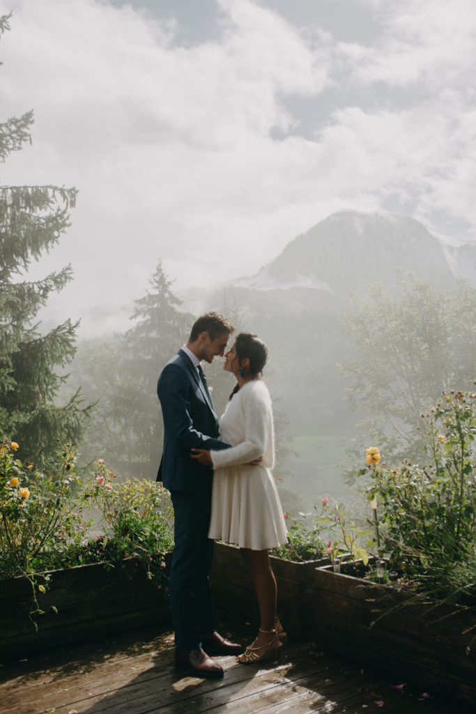 couple face à face devant une montagne