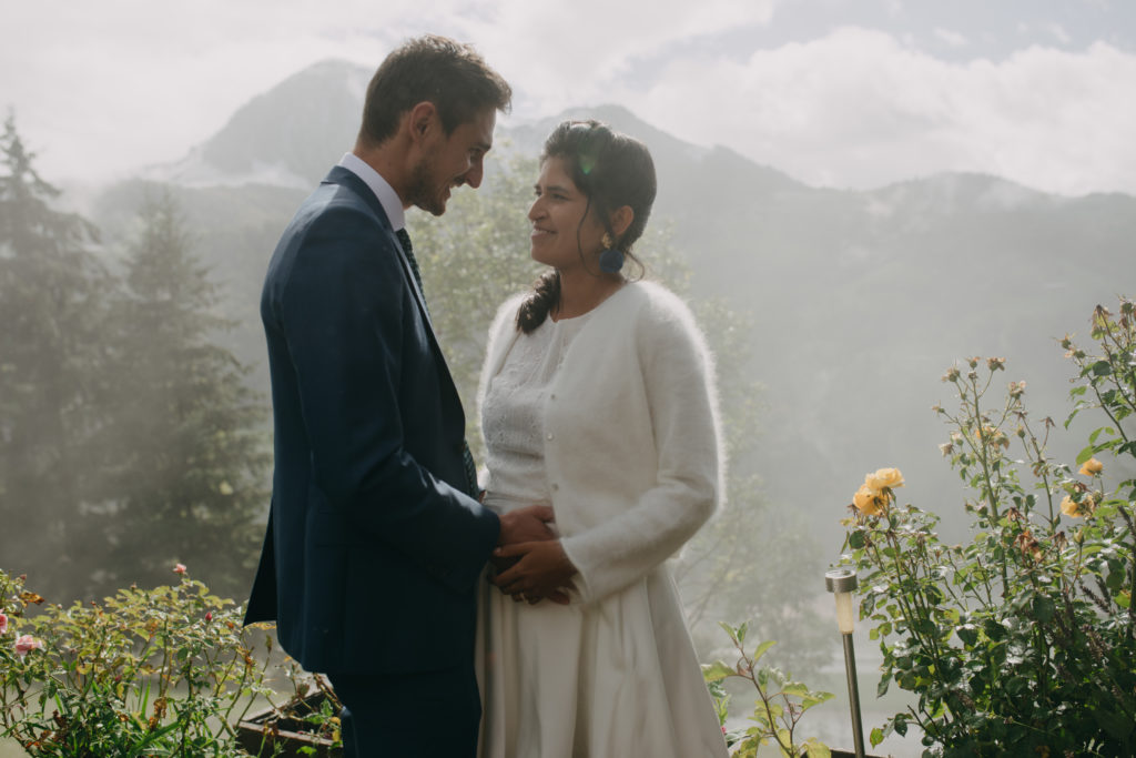 couple qui se tient les mains