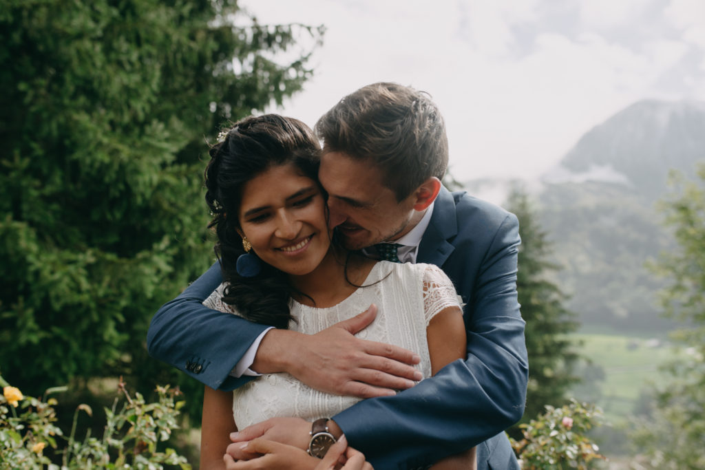 couple qui se prend dans les bras