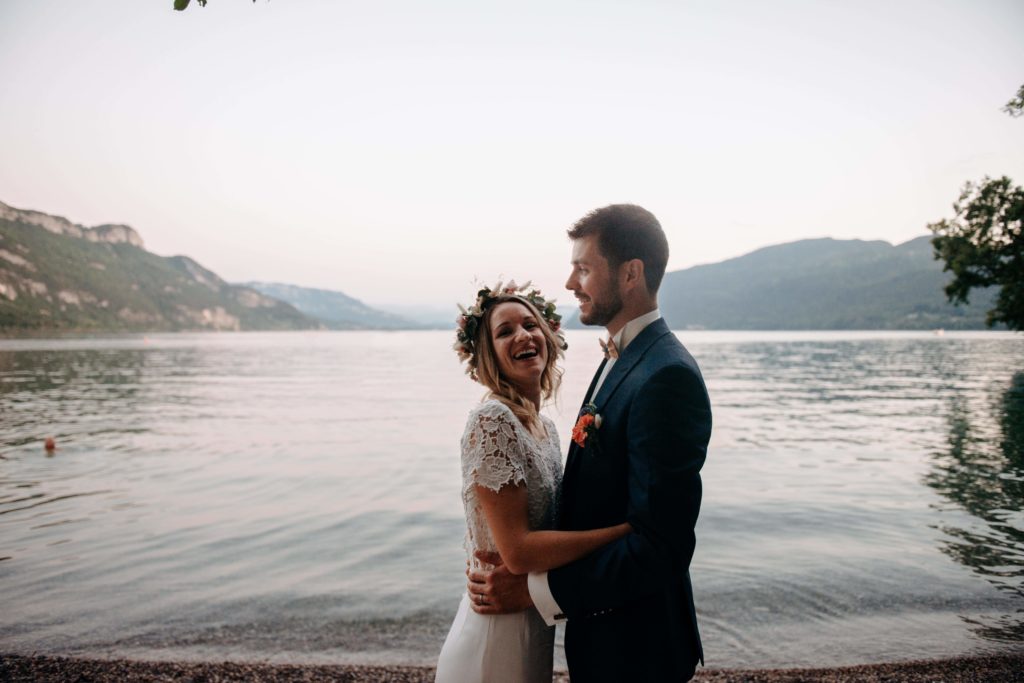 couple de mariés au bord du lac du Bourget