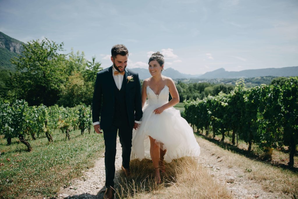 mariés au milieu des vignes en Savoie