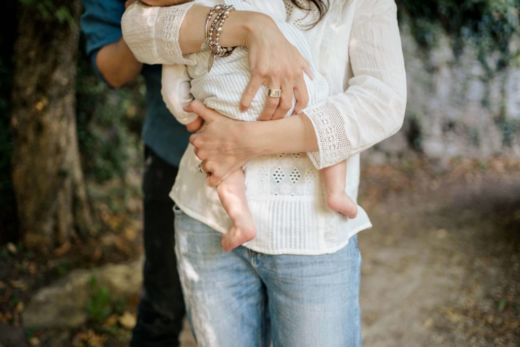 bébé dans les bras de maman