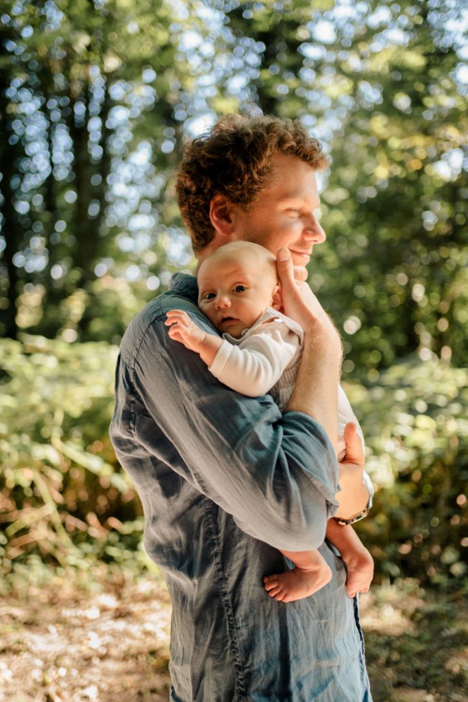 bébé dans les bras de papa