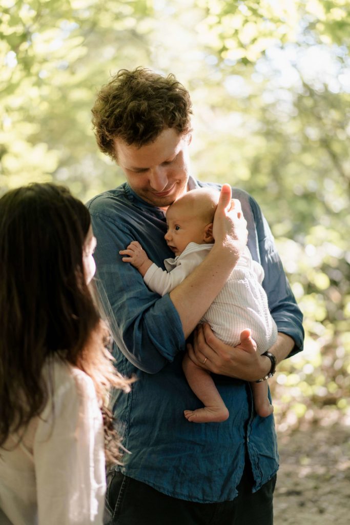 bébé dans les bras de son papa