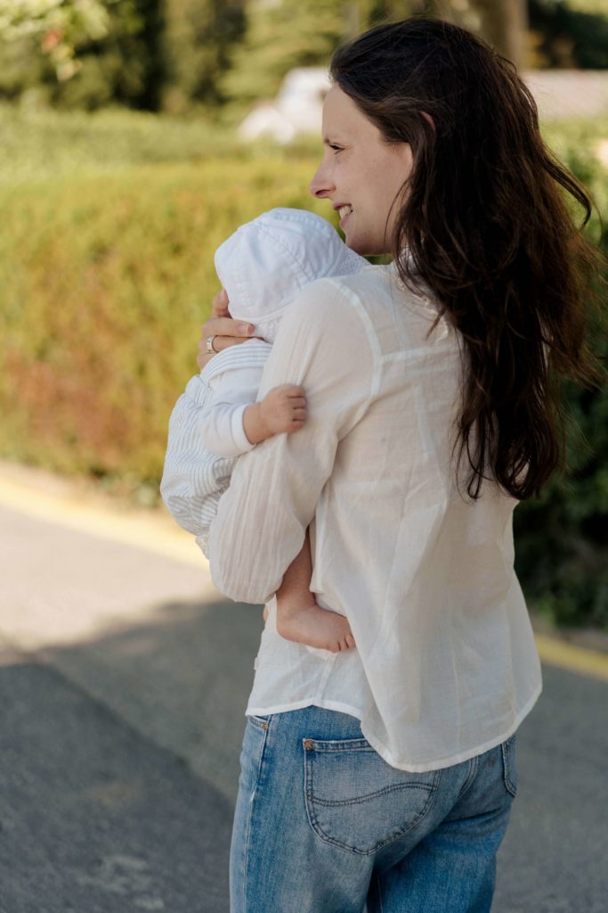 maman qui marche avec son bébé