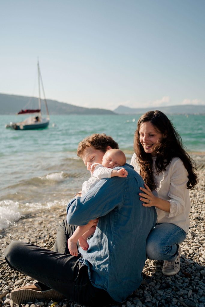 famille au bord du lac d'Annecy