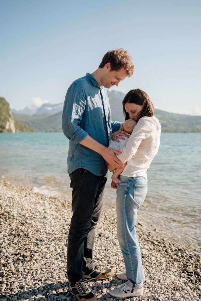 maman qui embrasse son bébé