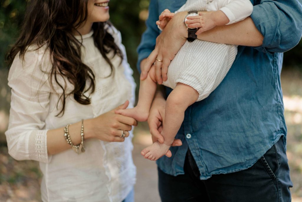 pieds de nourrisson dans les bras de son papa