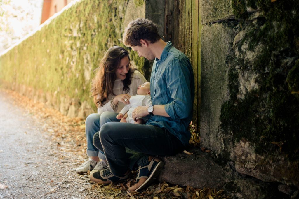 Photo de naissance assise dans un chemin